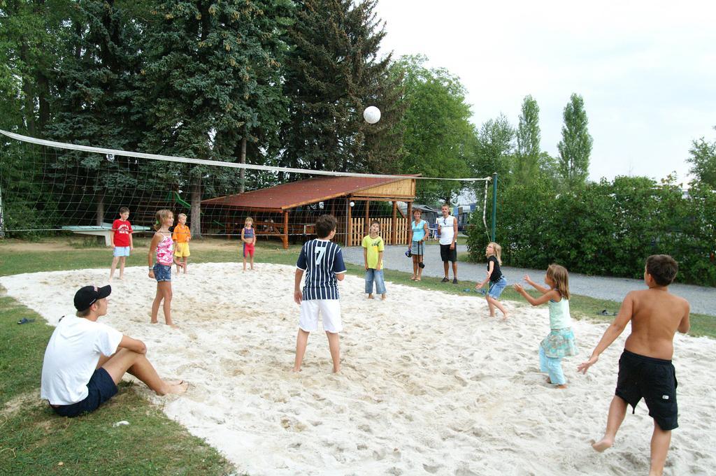 Camping Oase Praha Otel Zlatníky Dış mekan fotoğraf
