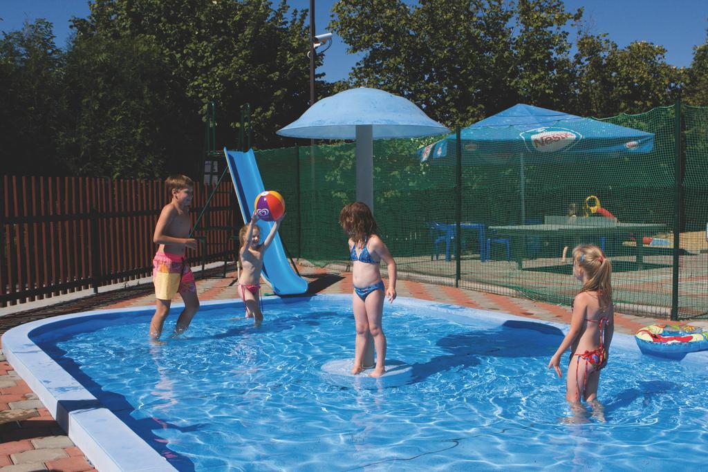 Camping Oase Praha Otel Zlatníky Dış mekan fotoğraf